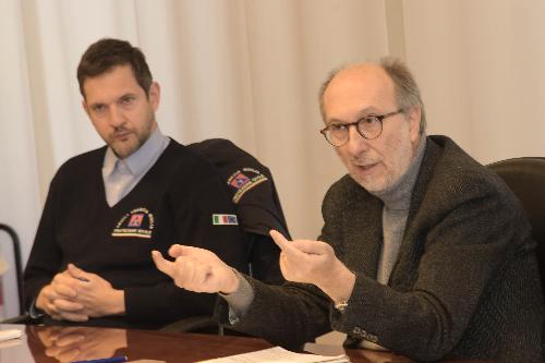 Il vicegovernatore Riccardi mentre interviene alla riunione dedicata agli interventi per i danni del maltempo dello scorso ottobre. Al suo fianco il direttore della Protezione civile Fvg, Amedeo Aristei  